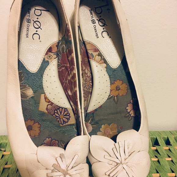 White boc slipper. The right amount of cuteness! - Picture 3 of 3